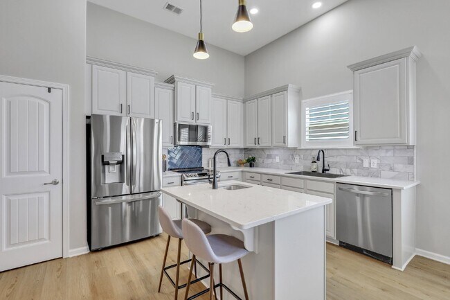 Building Photo - Executive Home in Convenient Location