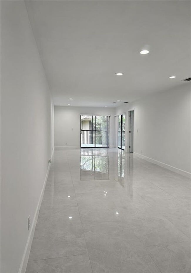 Foto del edificio - 9557 NW 2nd Pl