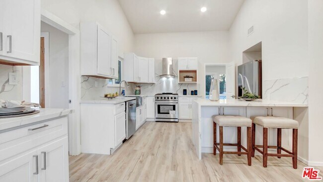 Foto del edificio - 24201 Burbank Blvd