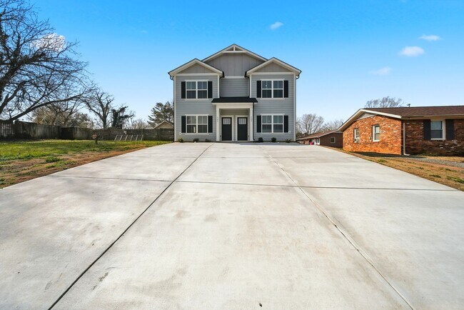 Foto del edificio - Brand-New 3BR/2.5BA Luxury Duplex in NW Hickory – Spacious, Modern & Move-In Ready!