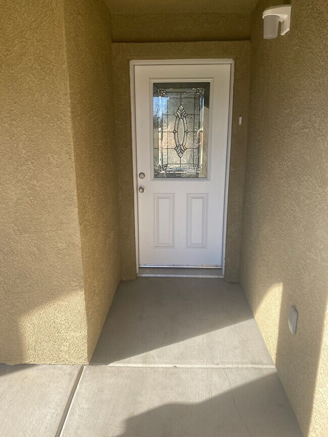 Foto del edificio - Spacious and New with Solar in Central Hanford