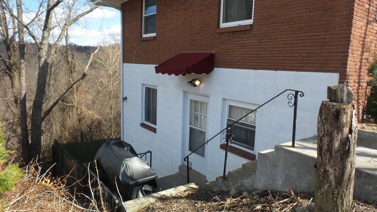 Entrance to apartment - 475 Flamingo Ave