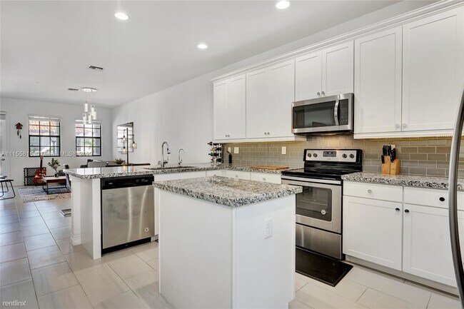 Building Photo - 3 br, 3.5 bath Townhome - 11640 SW 13th Ct