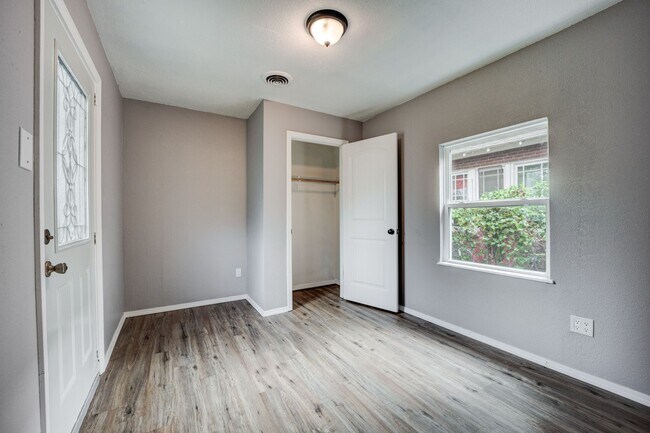 Building Photo - Freshly Updated 3 Bedroom House