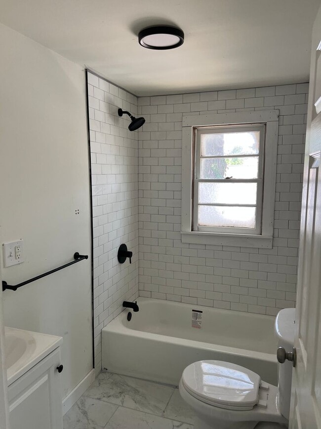 Photo - 1710 Lomond St Apartment