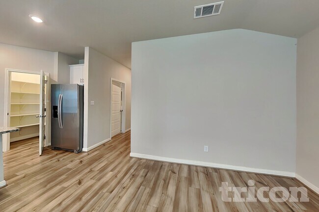 Foto del edificio - 13658 Paxton Blvd