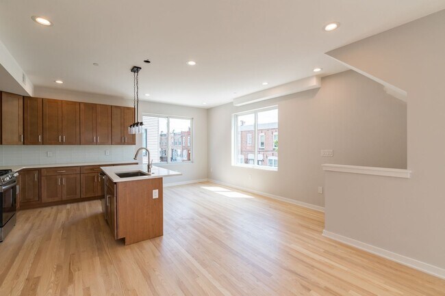Foto del edificio - 4 Bed Grays Ferry Home