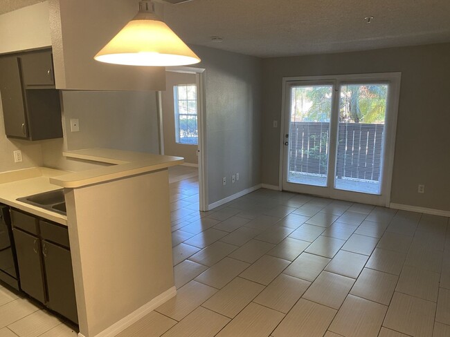 Building Photo - 1 Bedroom/1 bathroom 1st Floor condo with ...