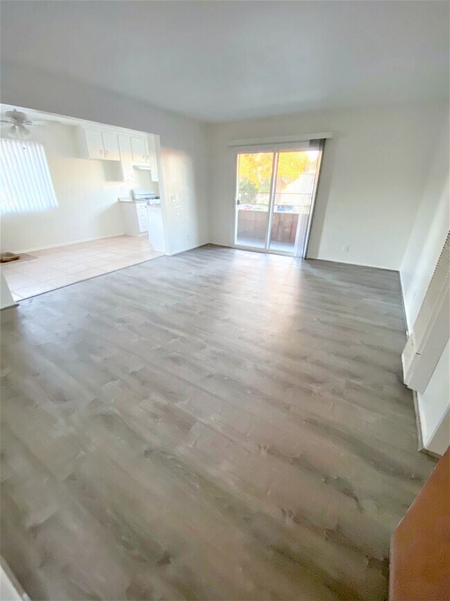Building Photo - 1BED/1BATH Apartment in N. Oxnard (2nd Lev...