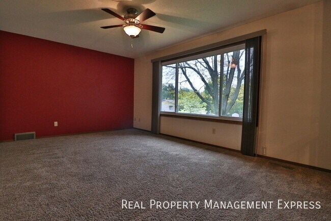 Foto del edificio - 3 Bedroom 2 Bathroom Home with a Fireplace...