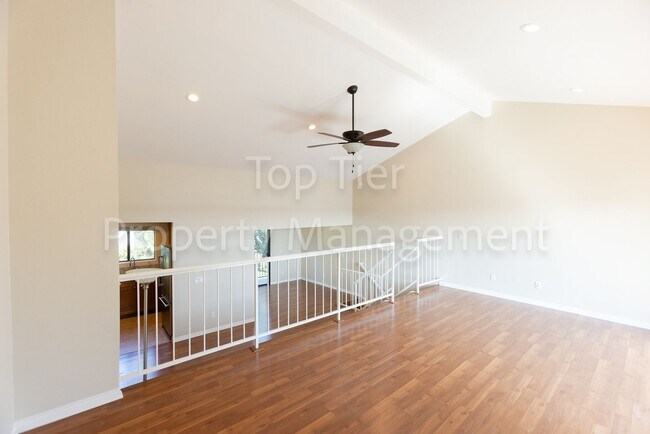 Building Photo - Beautiful 2 bed, 2.5 bath, 1373 sqft Townh...