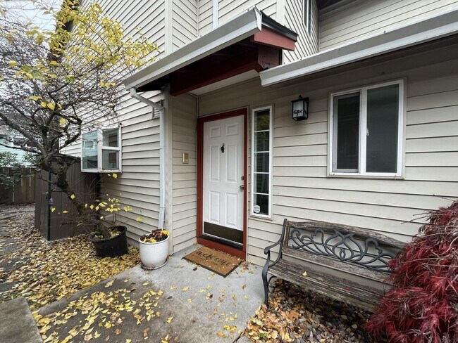 Foto del edificio - Light-Filled 3BR Home with Fireplace & Har...