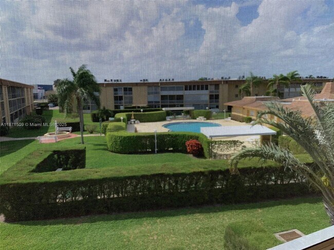 Foto del edificio - 600 Village Green Ct