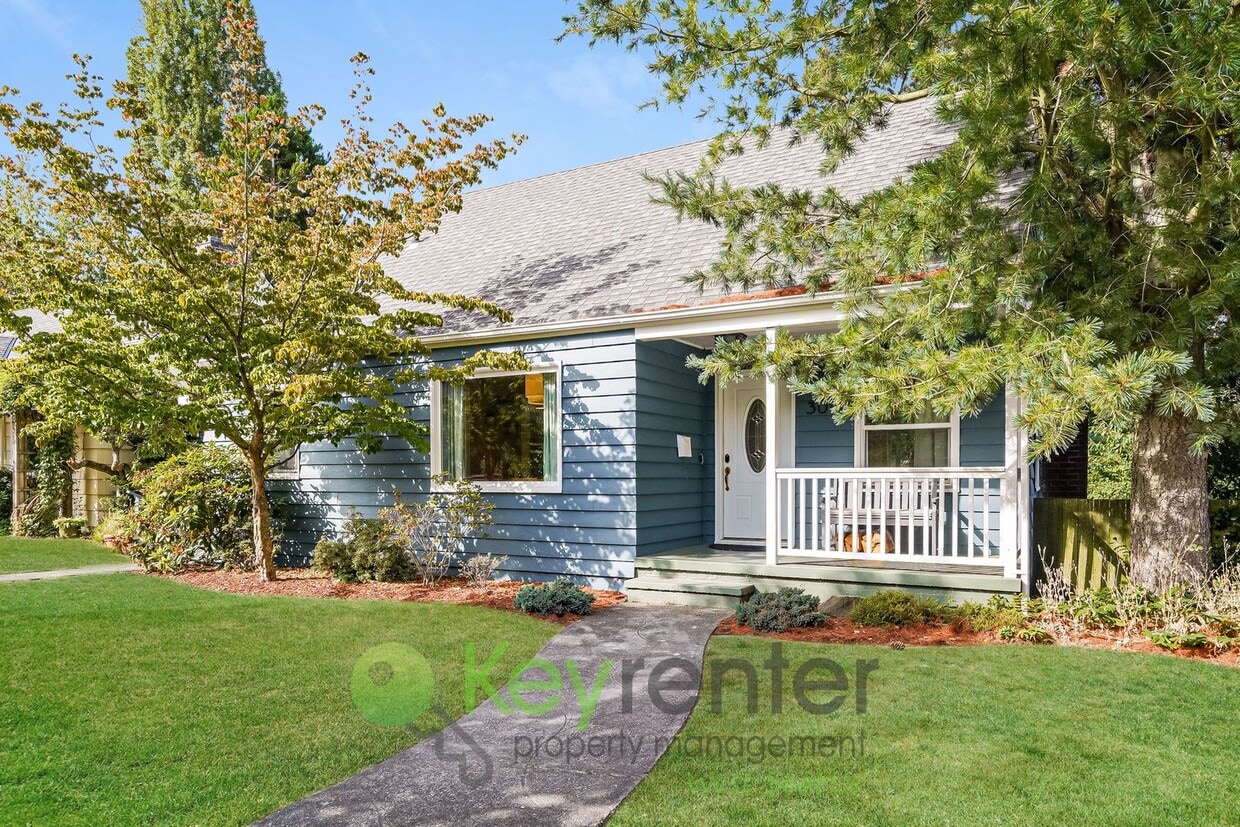 Primary Photo - Remodeled Five Bedroom Retreat with Yard a...