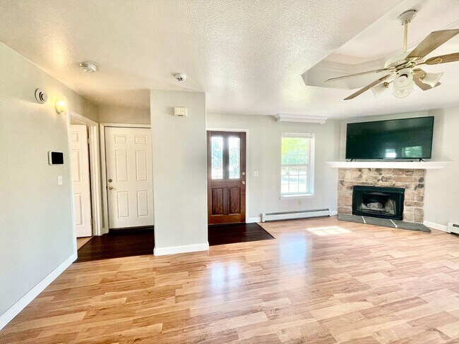 Building Photo - 3 bedroom, 2.5 bathroom Home, Pet friendly...