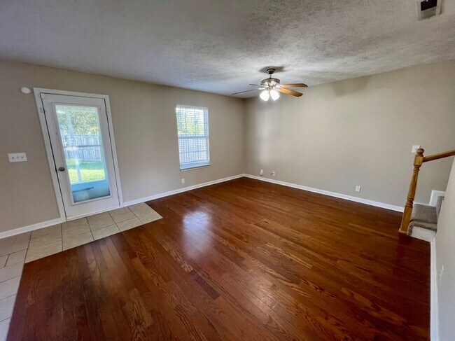 Building Photo - 3BR 2BA *Fully Fenced Yard* Plus Garage in...