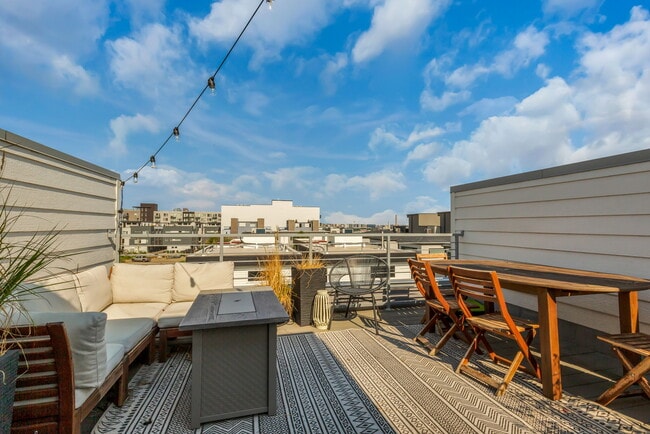 Foto del edificio - 3221 W Conejos Pl