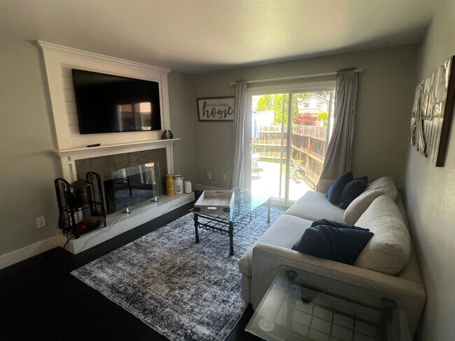 Foto del edificio - Modern 3 Bed / 2 Bath End Unit Home for Re...