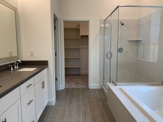 walk in closet, upgraded counter tops and tiled floor - 4007 Lofgren Ave