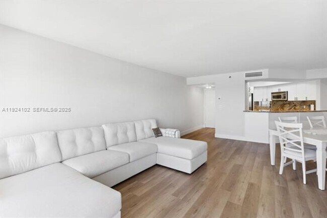 Foto del edificio - 6767 Collins Ave