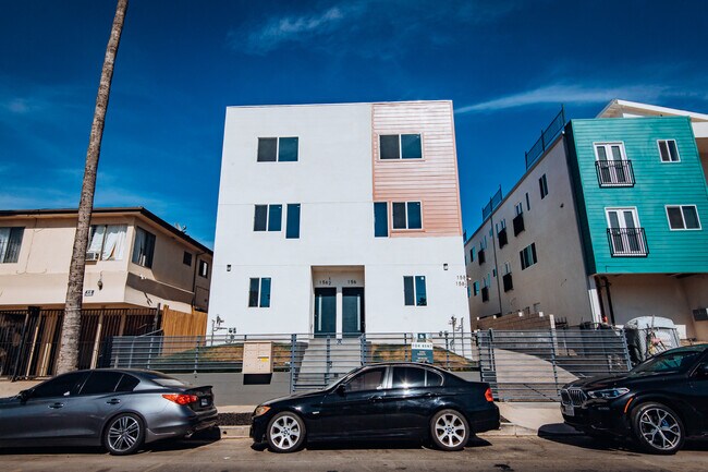 Building Photo - 156 N Mariposa Ave