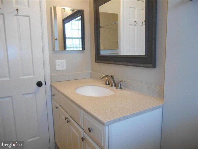 Foto del edificio - Charming Three-Level Fairlington Townhouse!