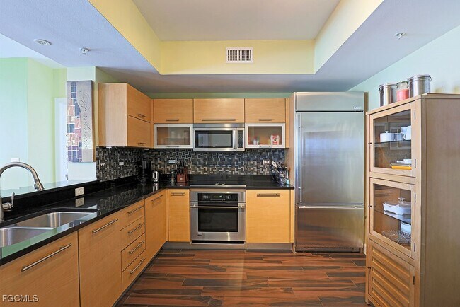 Building Photo - 3000 Oasis Grand Blvd