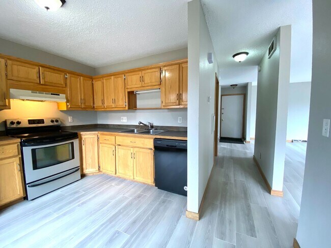 Foto del edificio - 4 Bedroom Townhome by Moorhead High School!