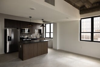 Building Photo - The Lady