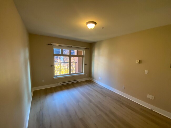 Foto del edificio - Queen Anne Condo with Parking and Storage