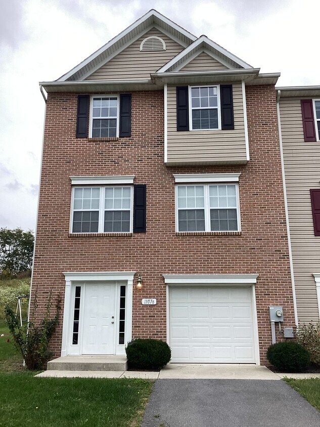 Primary Photo - 3 story end unit townhouse