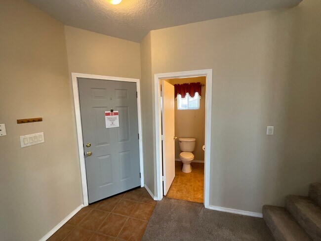 Foto del edificio - 3 Bedroom Home Available Near Dennis Chave...