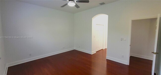Foto del edificio - 4451 Laurel Pl