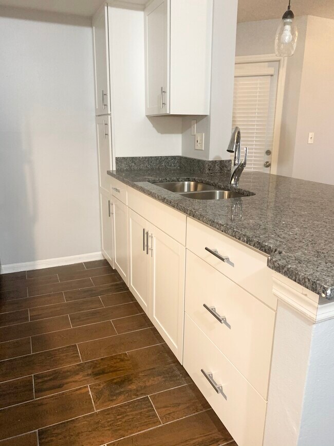 Building Photo - 405 Fountainhead Cir