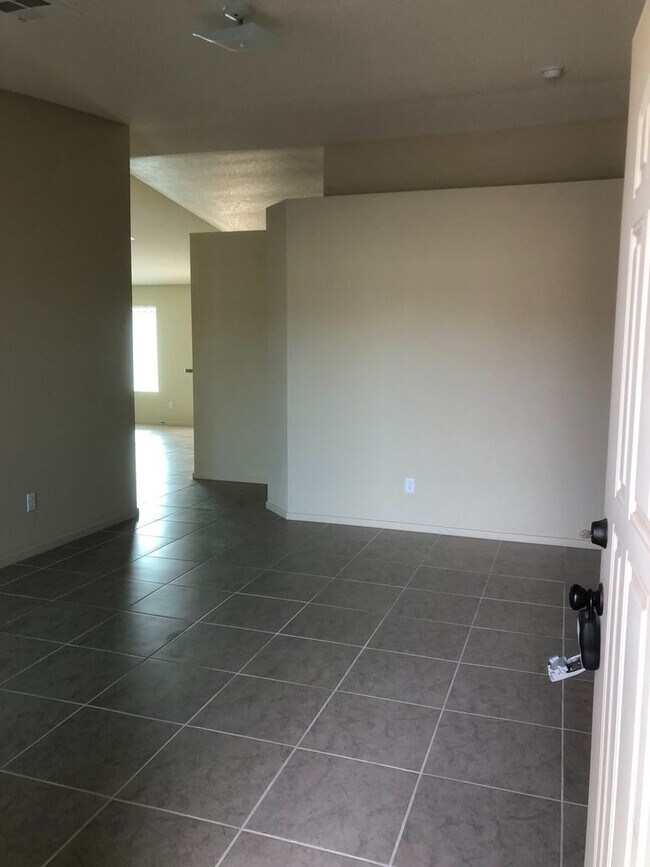 Building Photo - Beautiful Home in Saguaro!