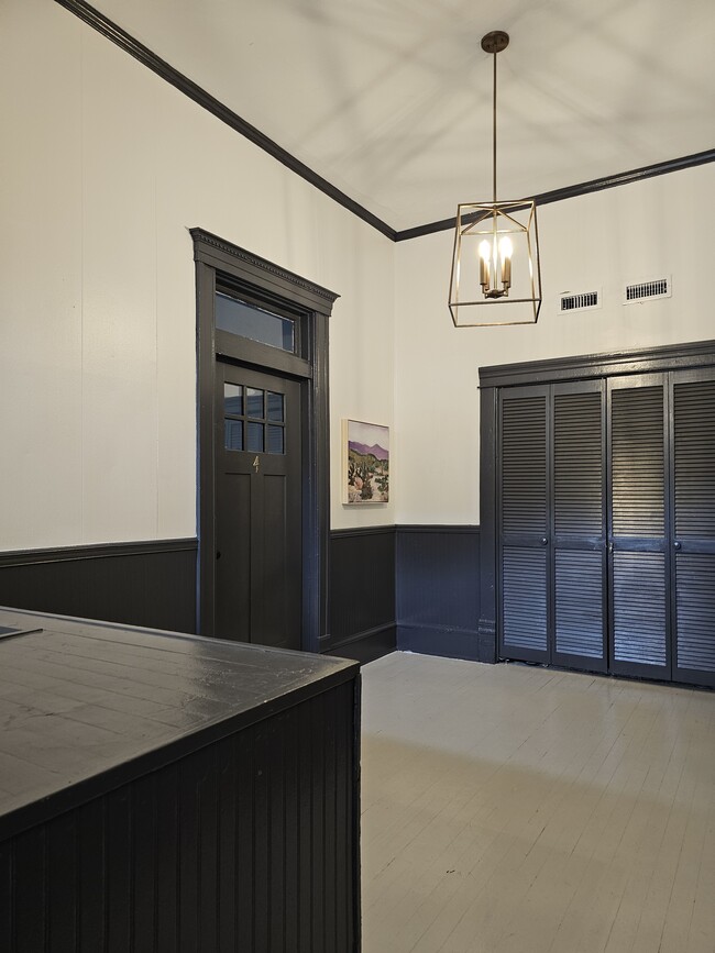 Building Photo - 1012 Love Ave