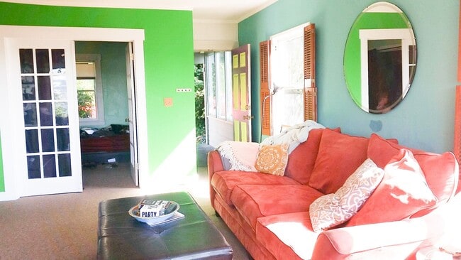 Building Photo - 2 & 4 Bedroom Apartments with Classic Char...