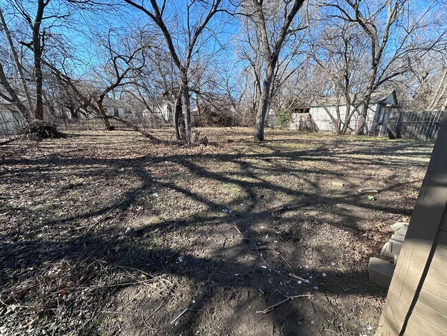 Building Photo - $895 - Accepting SECTION 8/ Housing Vouche...