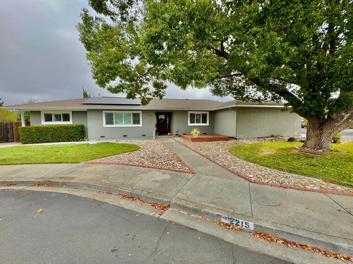 Primary Photo - 2215 Sherry Ct