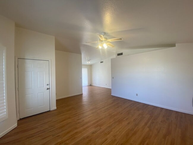 Building Photo - 3 Bedroom 2 Bathroom Home