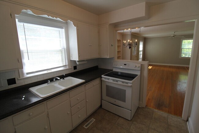 Building Photo - 2 Bedroom 1 Bath Home In Fairway