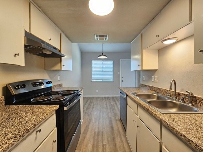 Foto del edificio - 3106 Trenton Dr