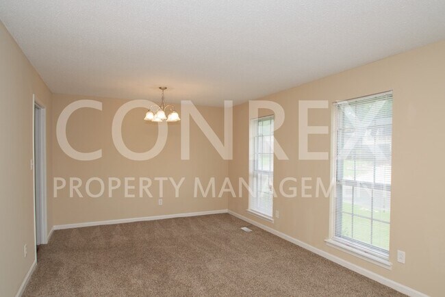 Building Photo - Spacious Home!