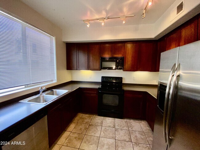Foto del edificio - 615 E Portland St
