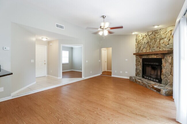 Foto del edificio - 23200 Whitney Pl