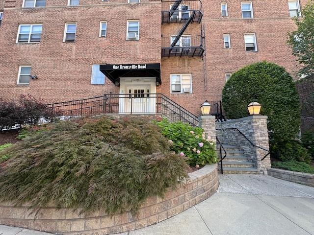 Building Photo - 1 Bronxville Rd