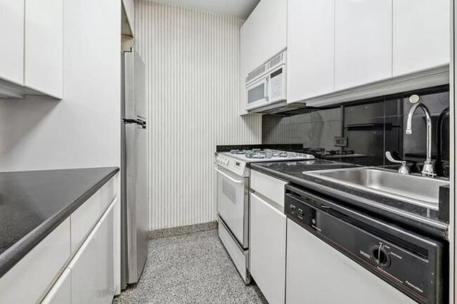 Building Photo - 2 bedroom in NEW YORK NY 10021