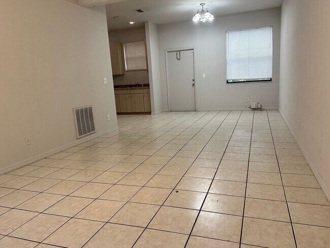 Foto del edificio - Spacious End-Unit Townhome Under Market Value – Freshly Updated & Prime Plant City Location