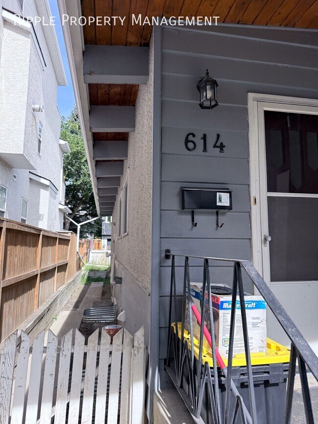Photo du bâtiment - NEWLY RENOVATED 4 BEDS, 1 BATHS LOWER UNIT