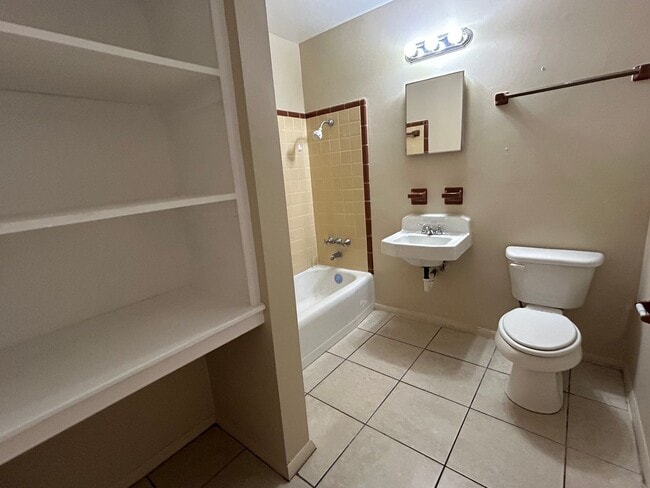 Foto del edificio - Spacious 1/1 one story unit in a small 18 unit complex.